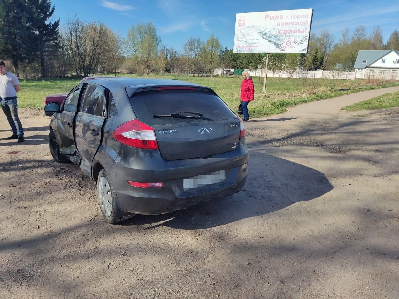 Мотоциклист попал в больницу после столкновения с легковушкой в Тверской области