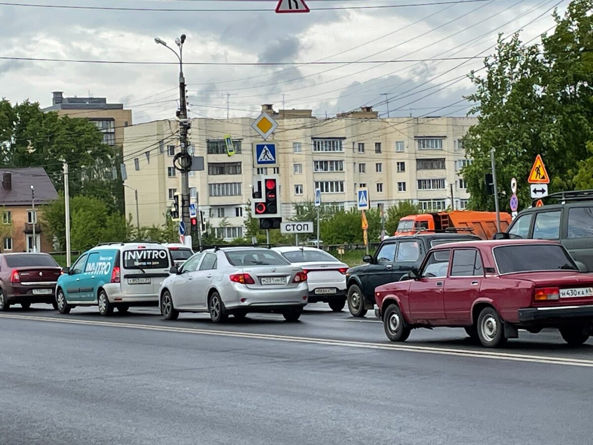 Из-за неработающего светофора в Твери собирается огромная пробка