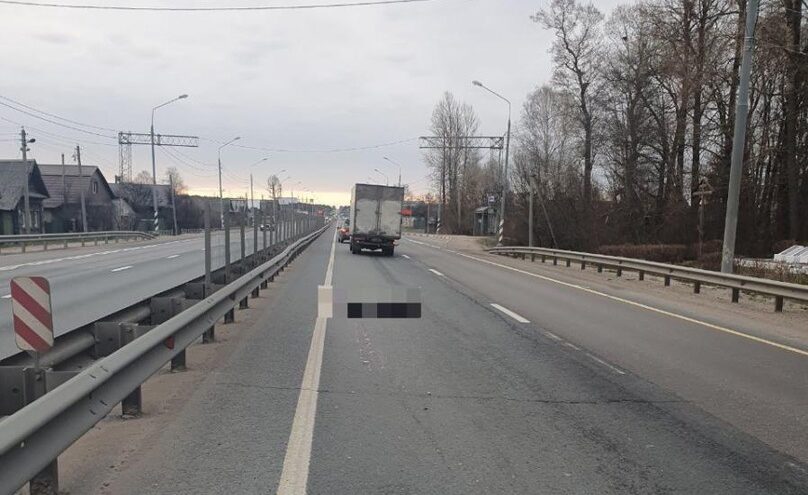 Пешеход погиб под колёсами машины на трассе под Тверью