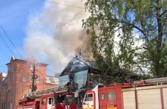 Деревянный дом горит в центре Твери