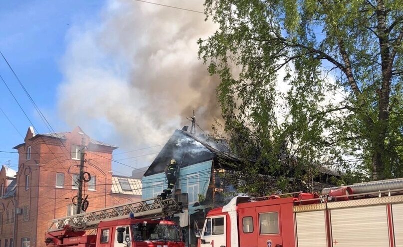 Деревянный дом горит в центре Твери