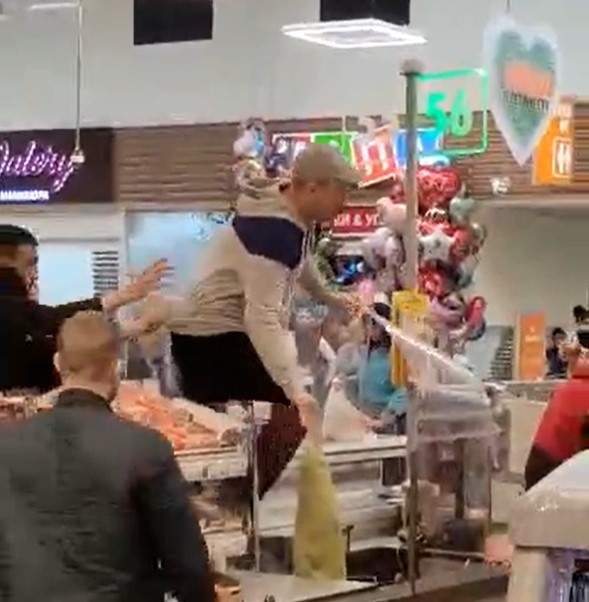 Мужчину, который прыгал по кассе "Глобуса" в Твери доставили в полицию