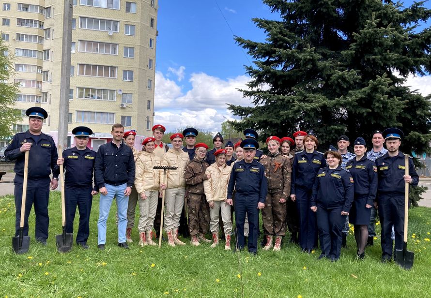 Судебные приставы и юнармейцы посадили в Твери дубраву