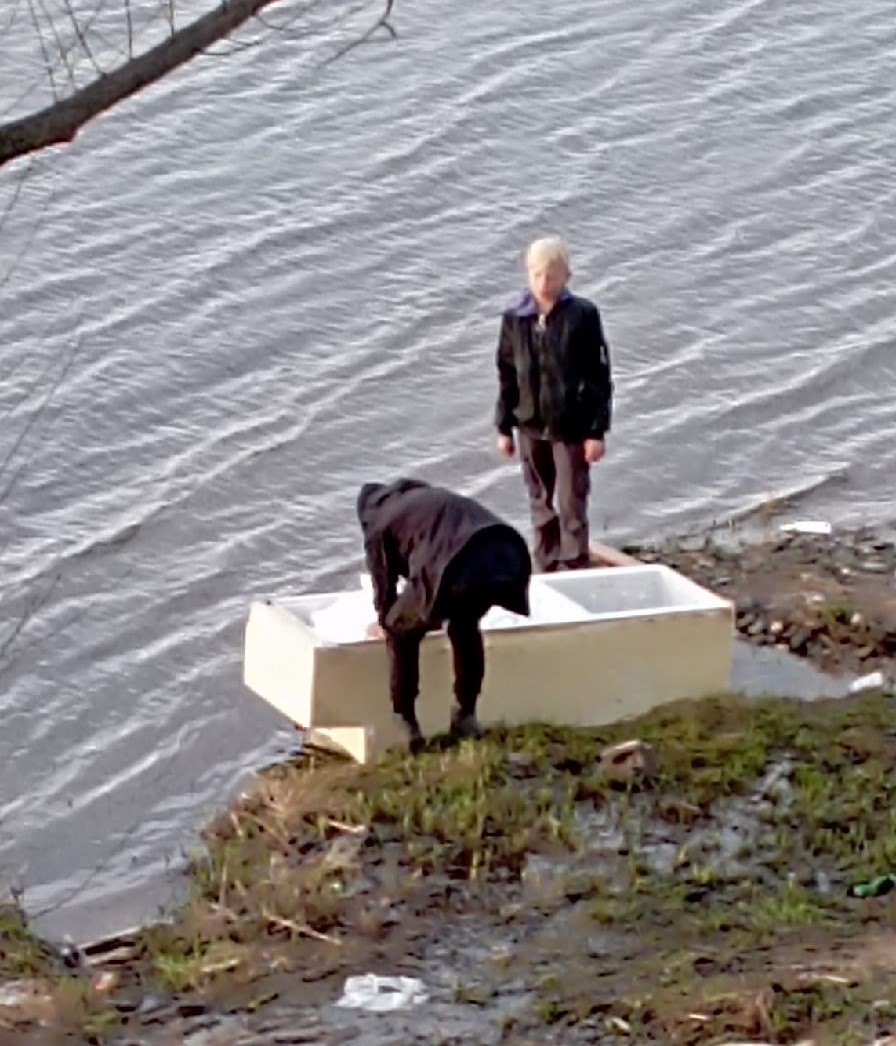 Подростки, сплавлявшиеся по Волге в холодильнике, заинтересовали прокуратуру Тверской области