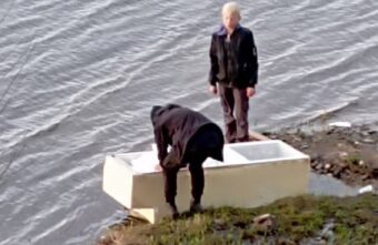 Тверичане спорят, лупить или хвалить детей, пытавшихся переплыть Волгу на холодильнике