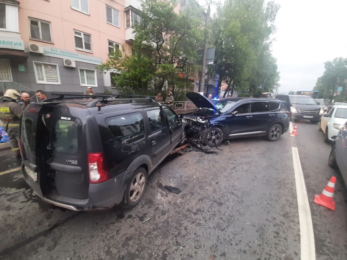 Два человека пострадали в тройном ДТП в Твери