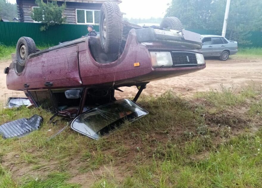 32-летний мужчина в Тверской области опрокинул легковушку