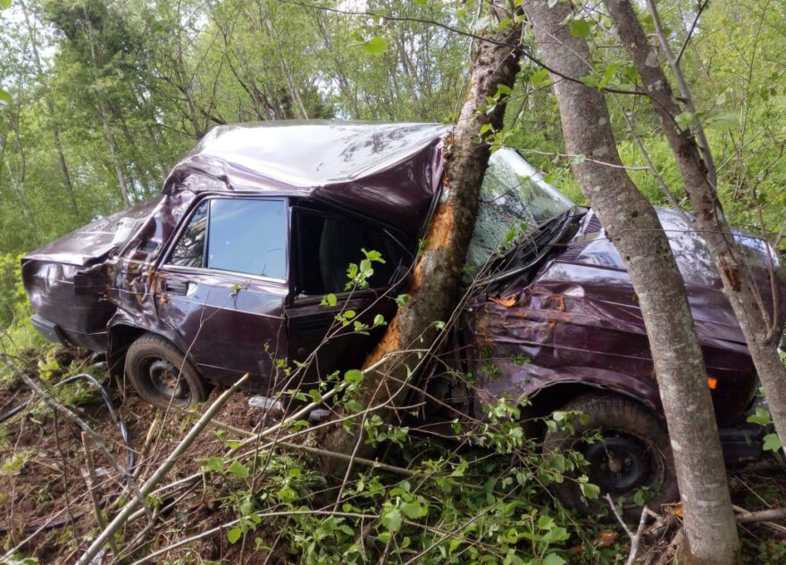 В Тверской области пассажира зажало в машине
