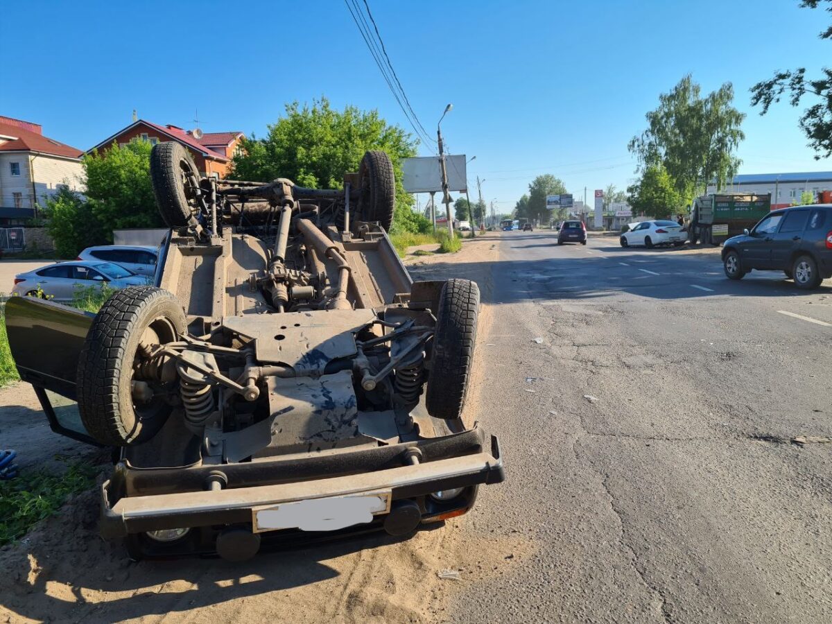В аварии в Твери водитель «Нивы» повредил лицо