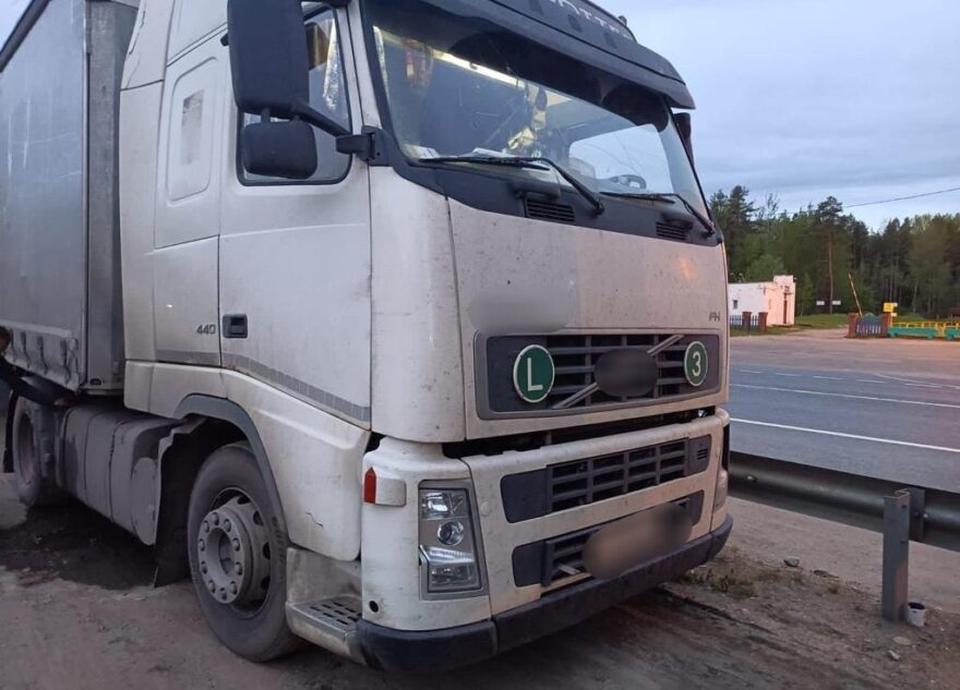 В Тверской области поймали двух мужчин, которые сливали топливо из большегрузов В Тверской области поймали двух мужчин, которые сливали топливо из большегрузов