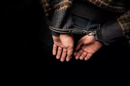 В Тверской области мужчина пришёл в гости и обокрал женщину