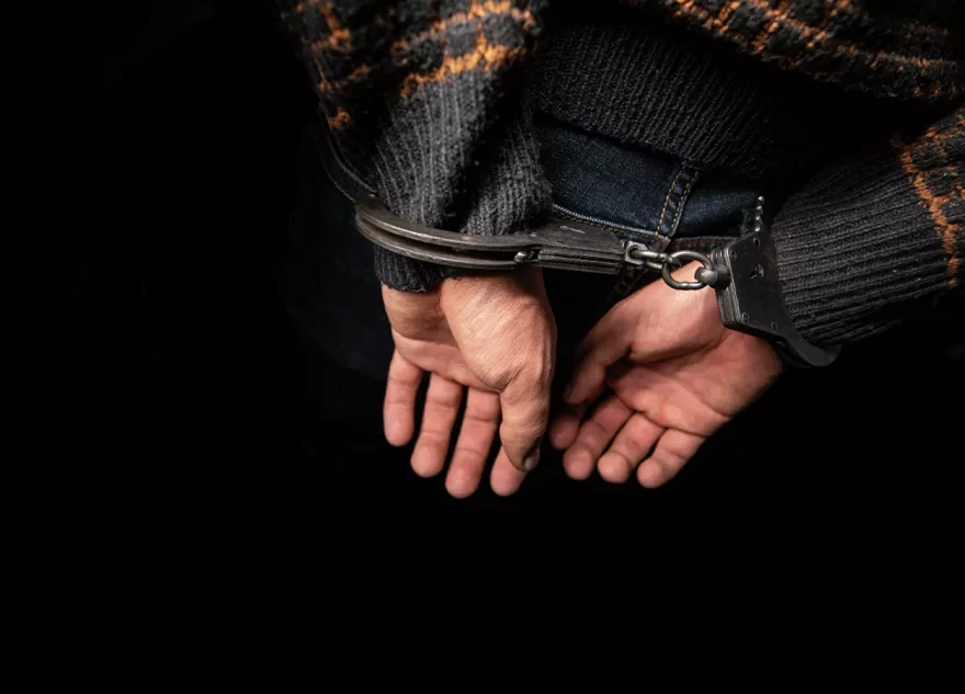 В Тверской области мужчина пришёл в гости и обокрал женщину