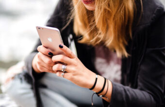 Во время застолья в Тверской области девушка ограбила 60-летнего мужчину