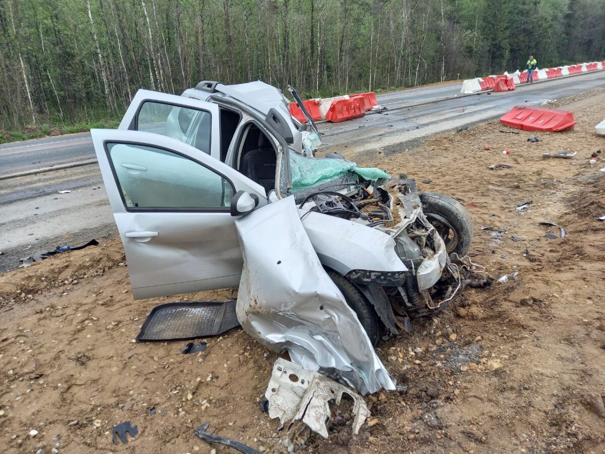 Водитель "Рено" погиб в лобовом столкновении с фурой в Тверской области