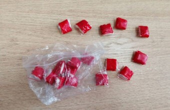 17 свёртков с наркотиками нашли у 20-летней девушки в Тверской области 17 свёртков с наркотиками нашли у 20-летней девушки в Тверской области