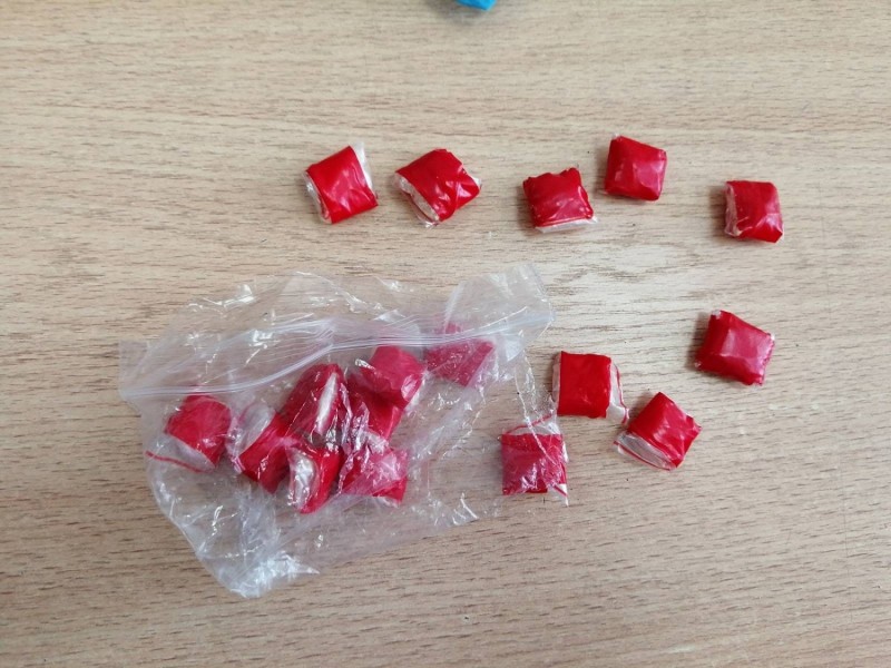 17 свёртков с наркотиками нашли у 20-летней девушки в Тверской области