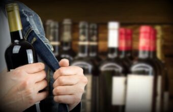 Из гипермаркета в Твери пытались похитить алкоголь