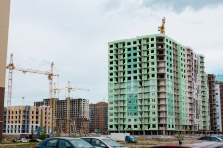 От удара арматурой по голове в Твери погиб строитель 