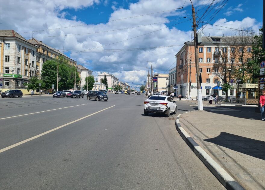 После аварии в Твери пожилую женщину увезли в больницу  