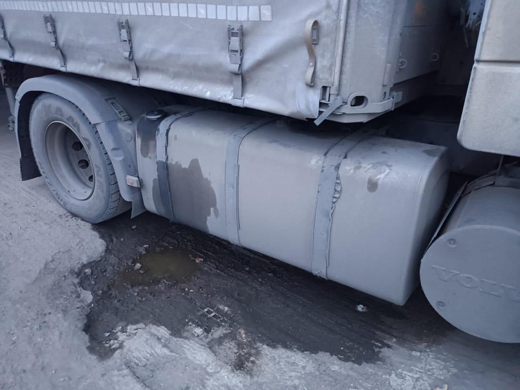В Тверской области поймали двух мужчин, которые сливали топливо из большегрузов