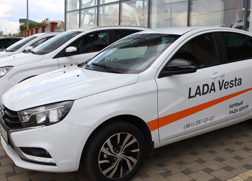 Глава Минфина Антон Силуанов предложил пересадить чиновников на автомобили «Лада» Глава Минфина Антон Силуанов предложил пересадить чиновников на автомобили «Лада»