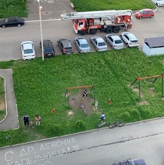 В Твери из окна выкинули горящее компьютерное кресло