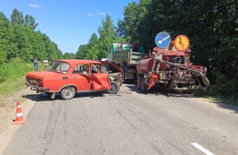 "Москвич" протаранил установку для ямочного ремонта в Тверской области "Москвич" протаранил установку для ямочного ремонта в Тверской области