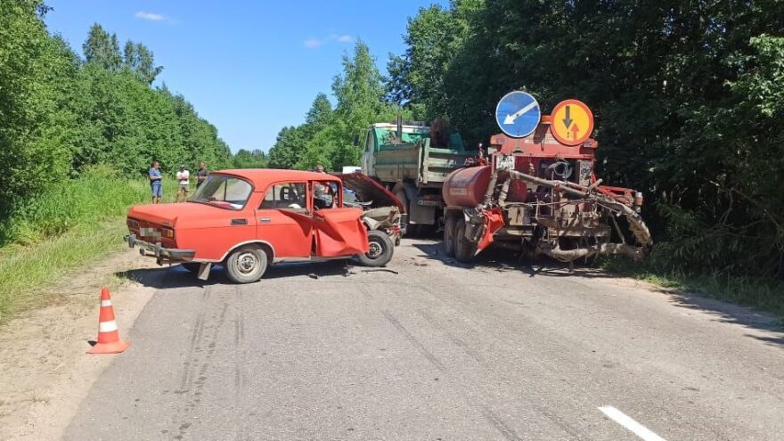 "Москвич" протаранил установку для ямочного ремонта в Тверской области "Москвич" протаранил установку для ямочного ремонта в Тверской области
