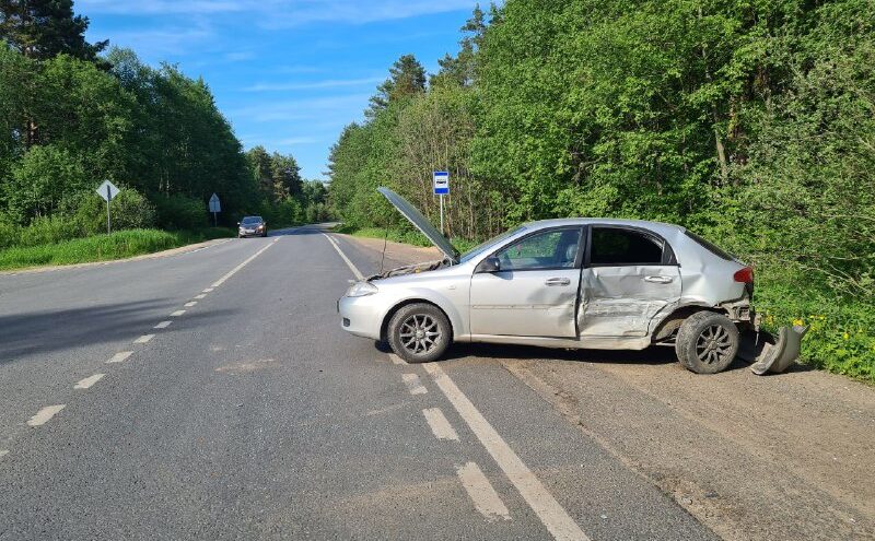 Два человека попали в больницу после ДТП под Тверью