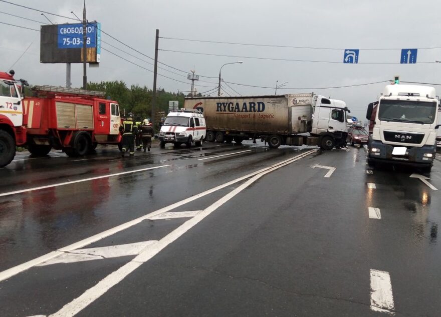 В аварии на трассе М-10 под Тверью пострадали две маленькие девочки В аварии на трассе М-10 под Тверью пострадали две маленькие девочки