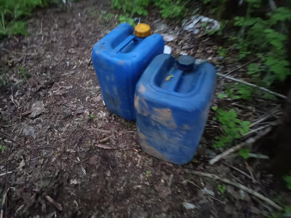 В Тверской области поймали двух мужчин, которые сливали топливо из большегрузов