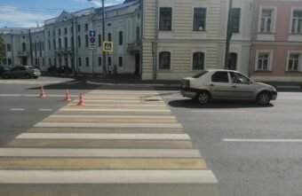 Водитель иномарки сбил пешехода на зебре в центре Твери Водитель иномарки сбил пешехода на зебре в центре Твери