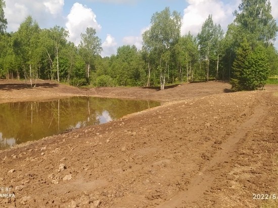 В Тверской области пожарный пруд заполняют водой