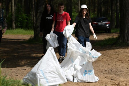 В Твери 200 студентов собрали 16 кубов мусора