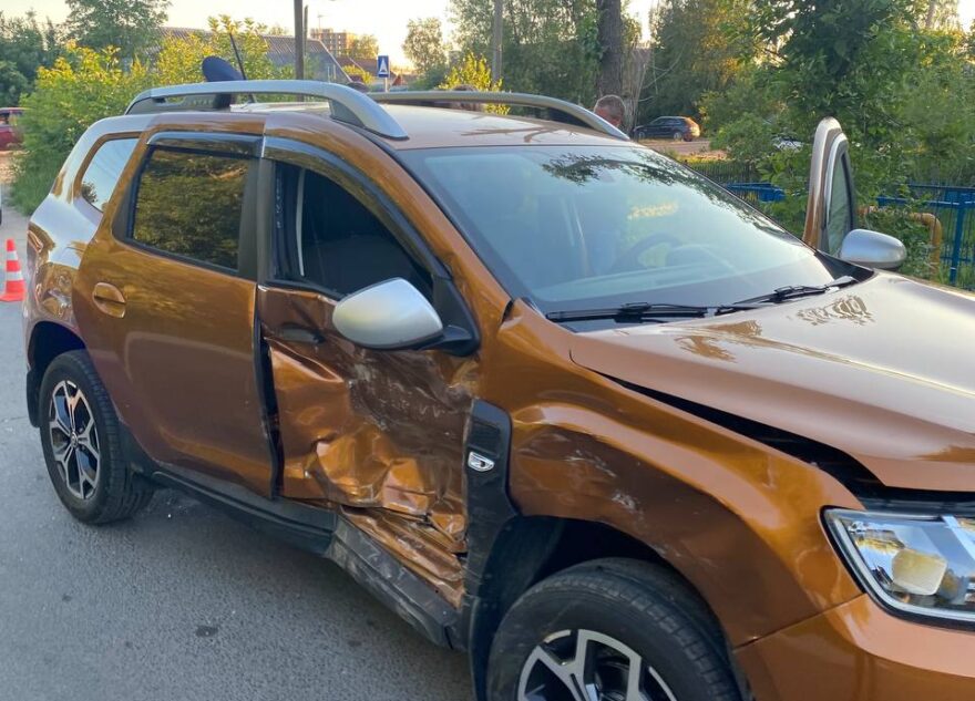 В Твери два автомобиля не поделили перекресток