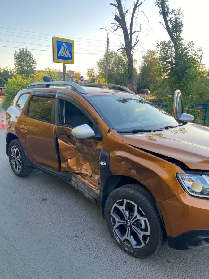 В Твери два автомобиля не поделили перекресток