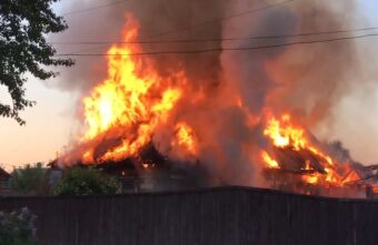 Деревянный дом сгорел дотла в Тверской области