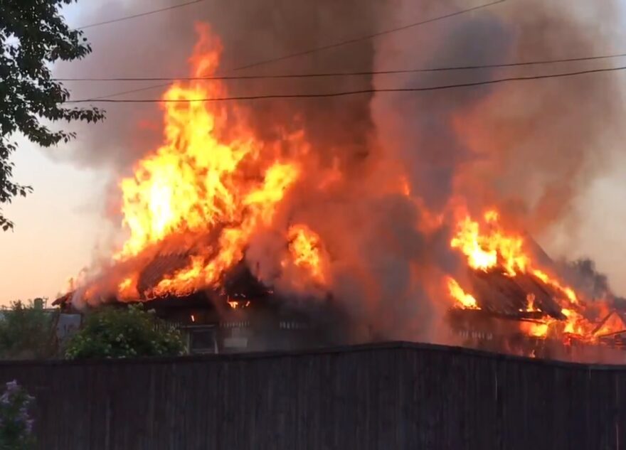 Деревянный дом сгорел дотла в Тверской области