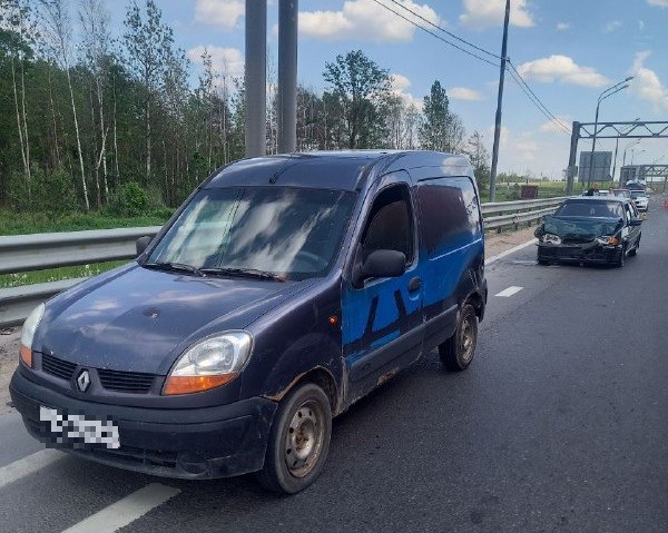 Водитель ВАЗа "догнал" Renault на трассе М-10 под Тверью