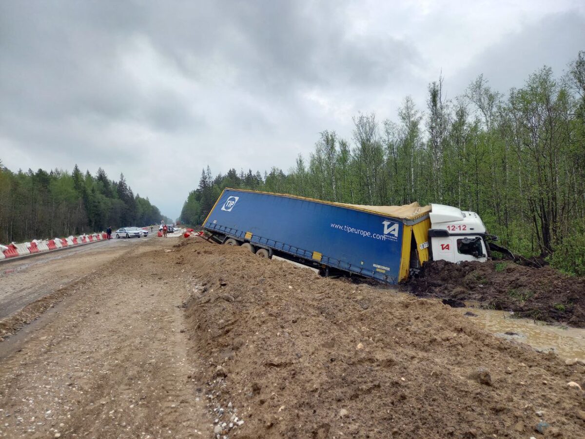 Водитель "Рено" погиб в лобовом столкновении с фурой в Тверской области