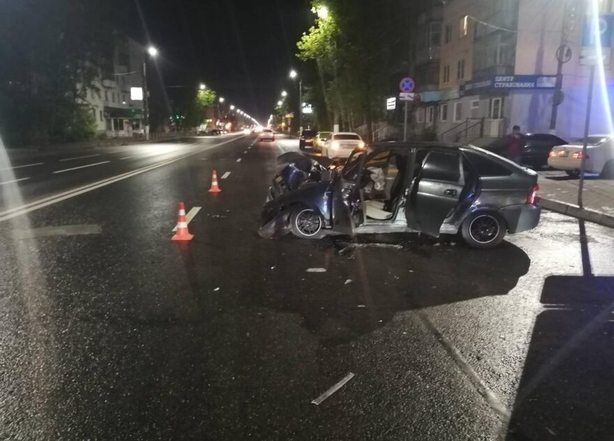 Молодой водитель ВАЗа протаранил столб в Твери