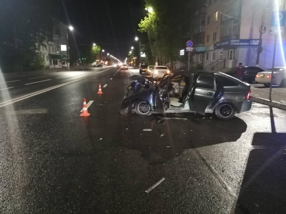 Молодой водитель ВАЗа протаранил столб в Твери