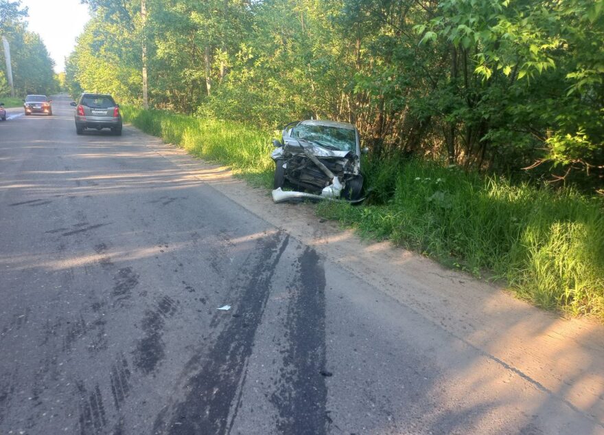 В Тверской области лоб в лоб столкнулись два автомобиля