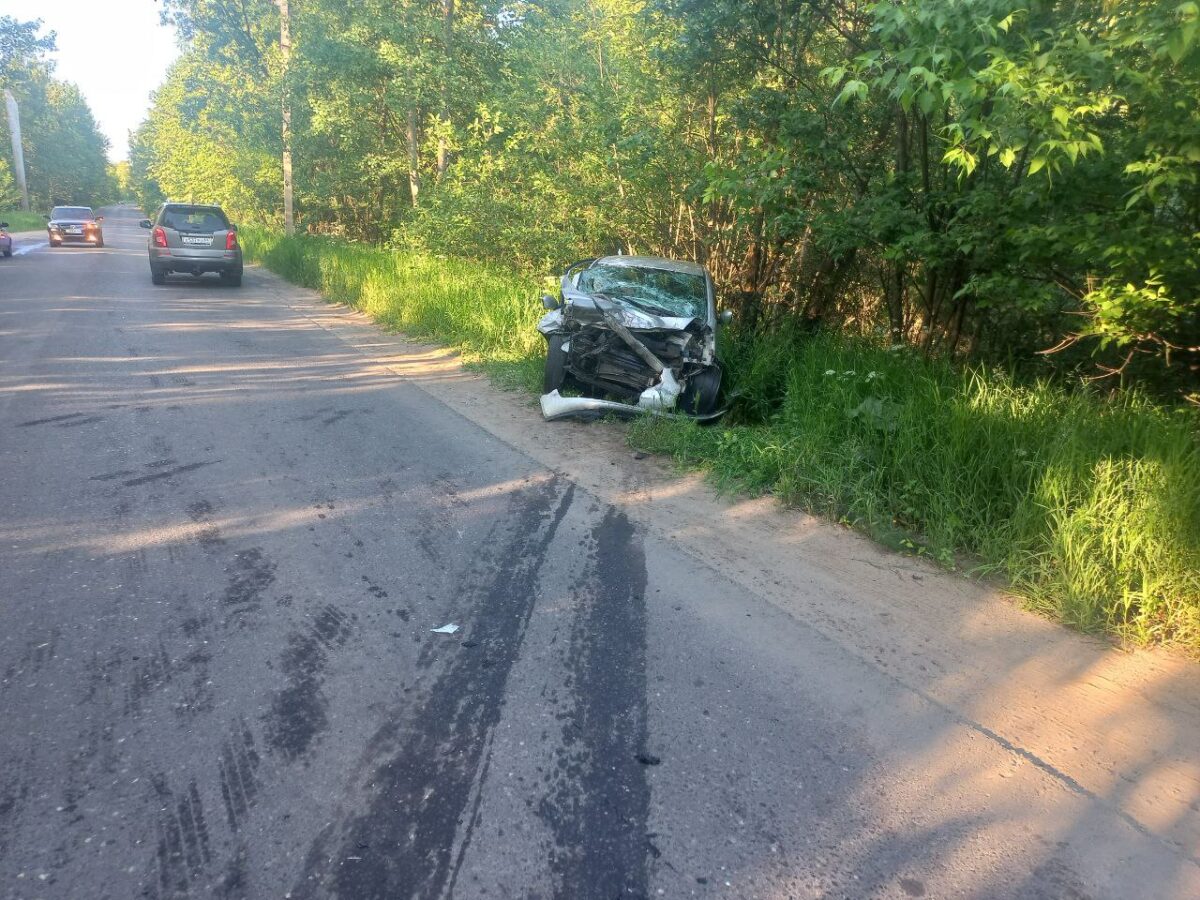 В Тверской области лоб в лоб столкнулись два автомобиля