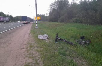 Водитель фуры сбил двух велосипедистов на трассе под Тверью
