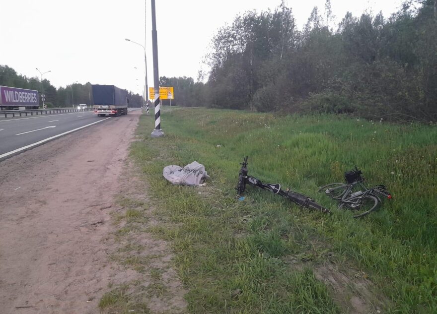 Водитель фуры сбил двух велосипедистов на трассе под Тверью Водитель фуры сбил двух велосипедистов на трассе под Тверью