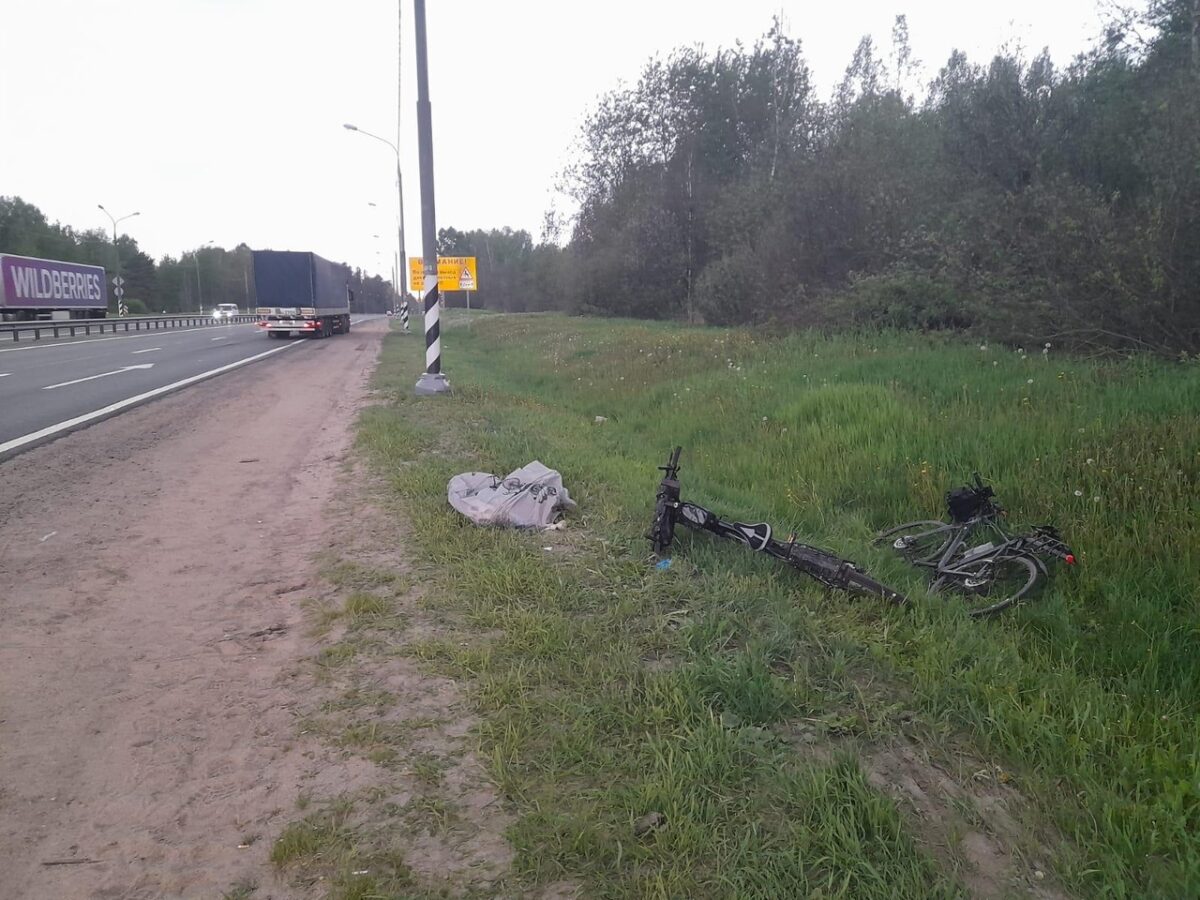 Водитель фуры сбил двух велосипедистов на трассе под Тверью