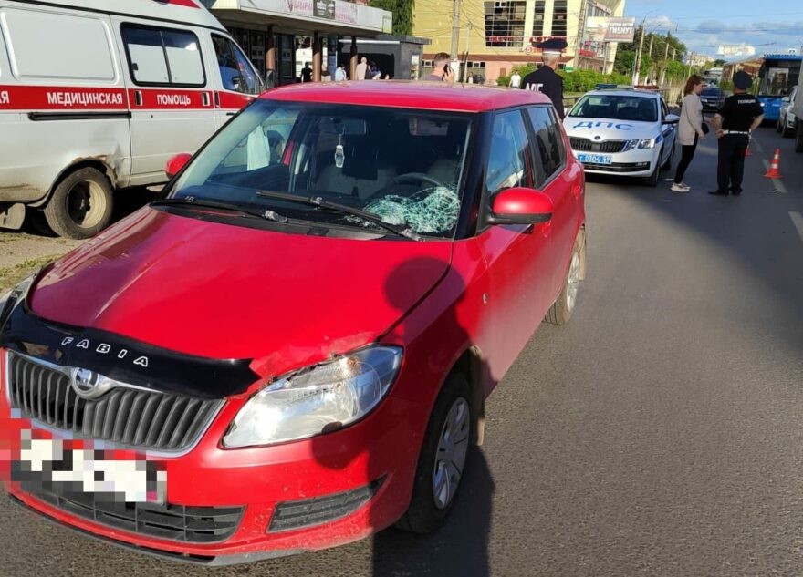 В Твери женщина на легковушке сбила пешехода