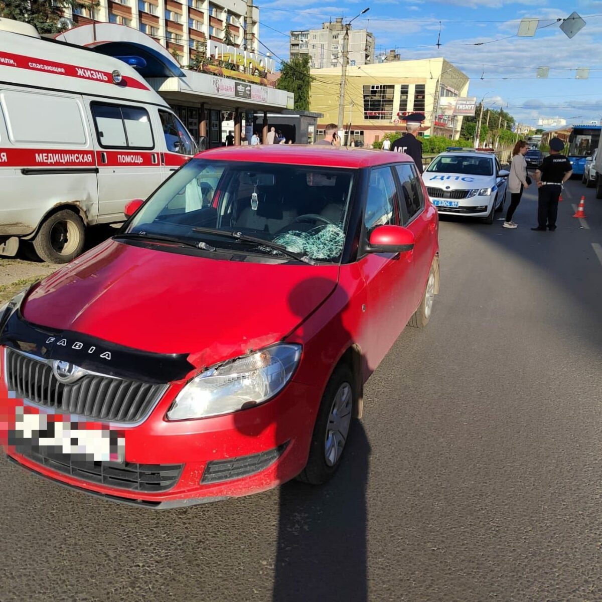 В Твери женщина на легковушке сбила пешехода