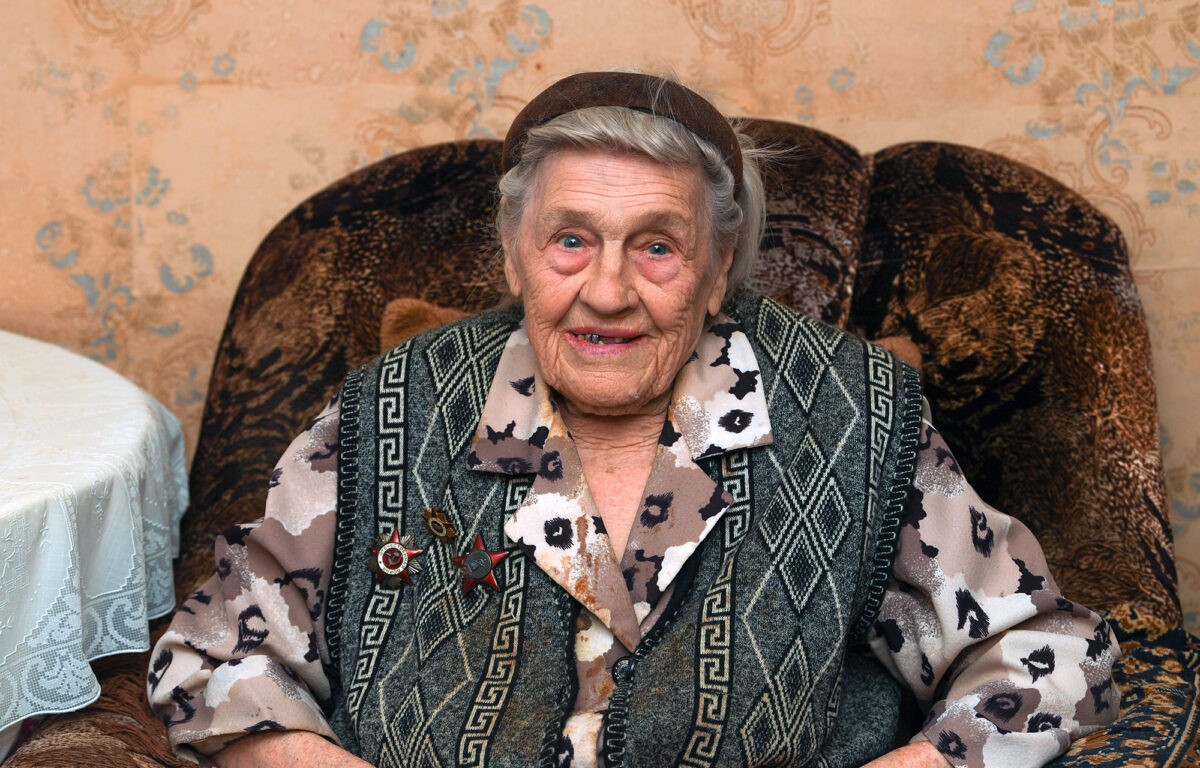 Игорь Руденя поздравил со столетием участницу Великой Отечественной войны Елену Дмитриеву